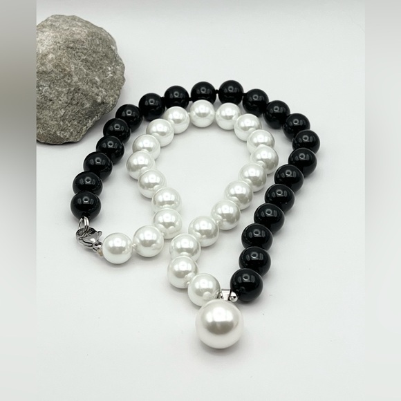 BLACK/WHITE SHELL PEARL NECKLACE - Picture 11 of 11